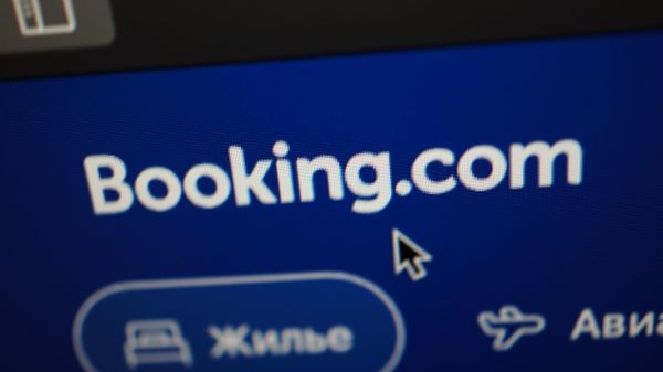 Сайт Booking.com на экране монитора