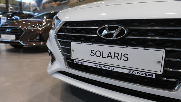 Автомобиль Hyundai Solaris в автосалоне в Москве