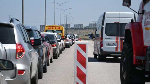 Автомобильная пробка перед Крымским мостом в Керчи