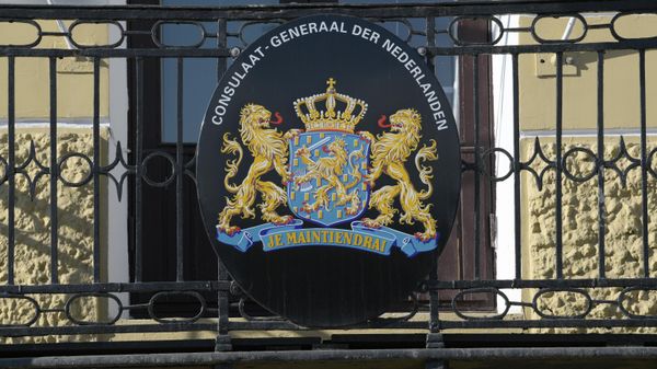 Герб на фасаде здания генерального консульства Нидерландов в Санкт-Петербурге