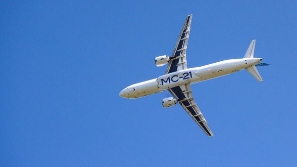 Самолет МС-21
