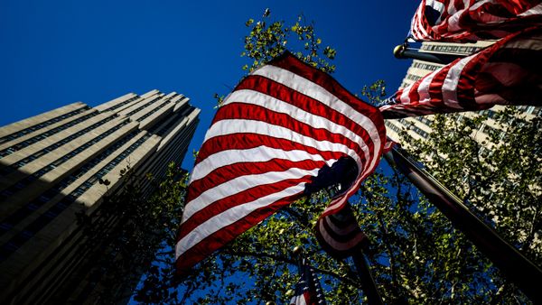 Флаги США возле Рокфеллеровского центра в Нью-Йорке Флаги США возле Рокфеллеровского центра в Нью-Йорке