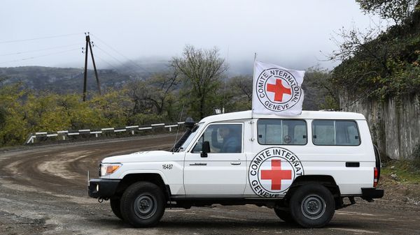 Автомобиль Международного комитета Красного Креста во время движения азербайджанской военной колонны в сопровождении российских миротворцев из Шуши в сторону села Красный Базар Автомобиль Международного комитета Красного Креста во время движения азербайджанской военной колонны в сопровождении российских миротворцев из Шуши в сторону села Красный Базар