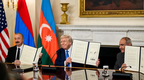 Президент США Дональд Трамп подписывает трехстороннюю совместную декларацию с президентом Азербайджана Ильхамом Алиевым и премьер-министром Армении Николом Пашиняном