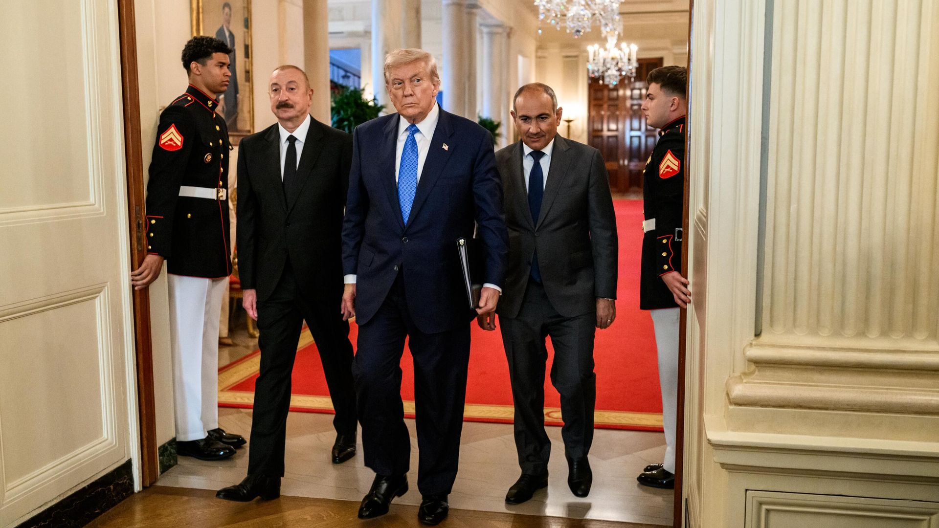 Президент США Дональд Трамп подписывает трехстороннюю совместную декларацию с президентом Азербайджана Ильхамом Алиевым и премьер-министром Армении Николом Пашиняном - ПРАЙМ, 1920, 09.08.2025