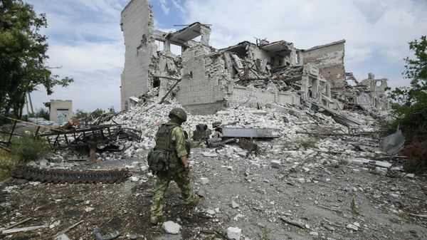 Военнослужащий ВС России возле разрушенного дома в селе Александровка Херсонской области