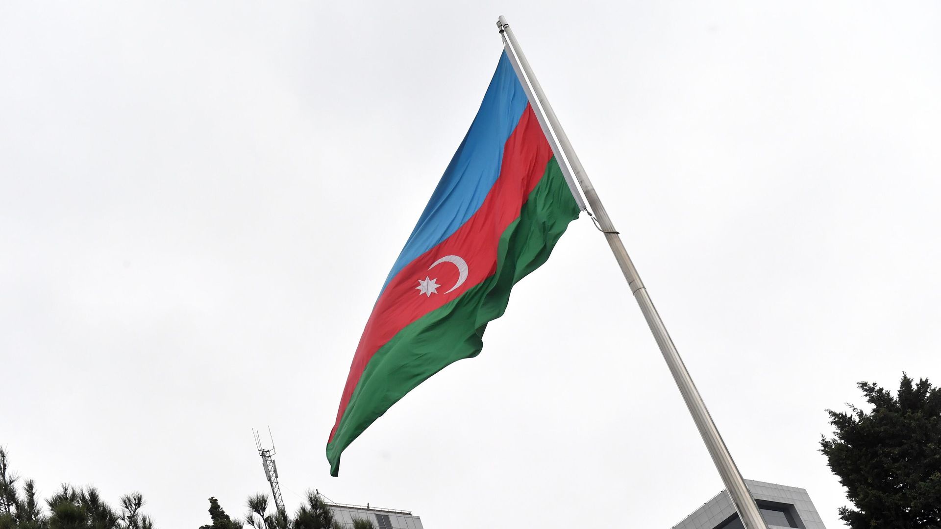 Государственный флаг Азербайджана на фоне здания Национального собрания Азербайджана в Баку - ПРАЙМ, 1920, 21.07.2026