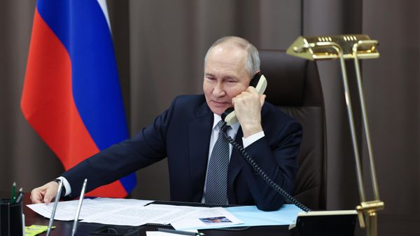 Владимир Путин разговаривает по телефону