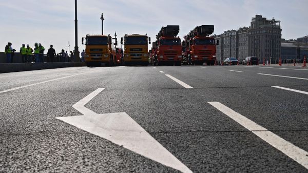 Проезд грузовых автомобилей по Большому Каменному мосту, открытому после ремонта