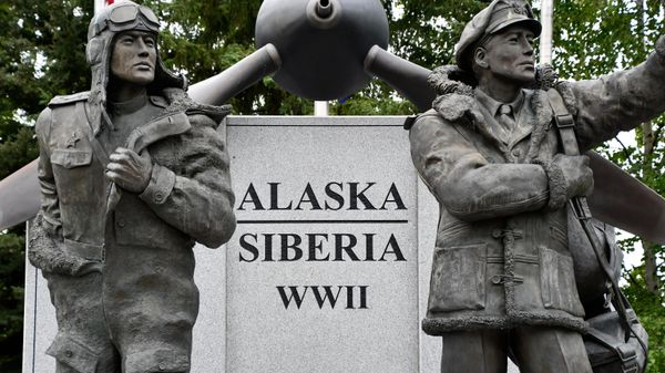 Памятник советским и американским лётчикам Второй мировой войны на Аляске