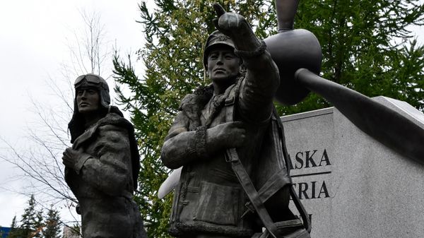 Памятник советским и американским лётчикам Второй мировой войны на Аляске