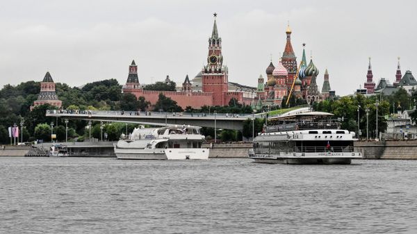 Вид на Московский Кремль и Парящий мост в парке Зарядье 
