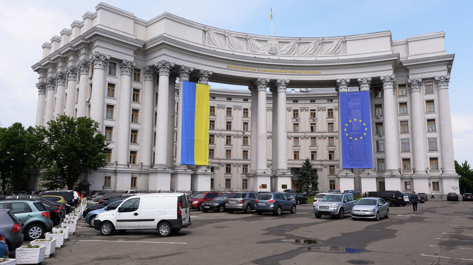 Здание МИДа Украины с национальным флагом Украины и флагом Евросоюза на фасаде - ПРАЙМ, 1920, 13.08.2025