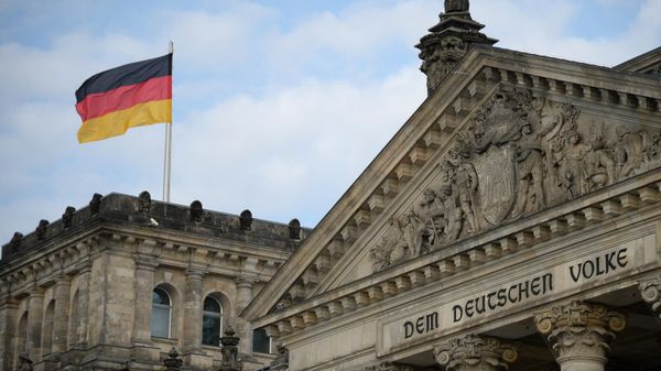 Национальный флаг Германии над зданием Бундестага в Берлине