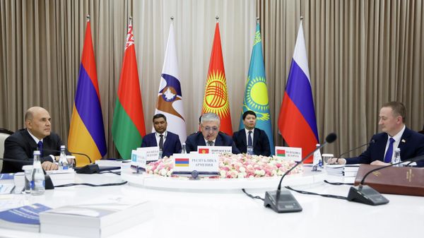 Председатель правительства РФ Михаил Мишустин, председатель Кабинета министров Киргизии – руководитель Администрации Президента Киргизии Адылбек Касымалиев, премьер-министр Белоруссии Александр Турчин на заседании Евразийского межправительственного совета в узком составе в Чолпон-Ата