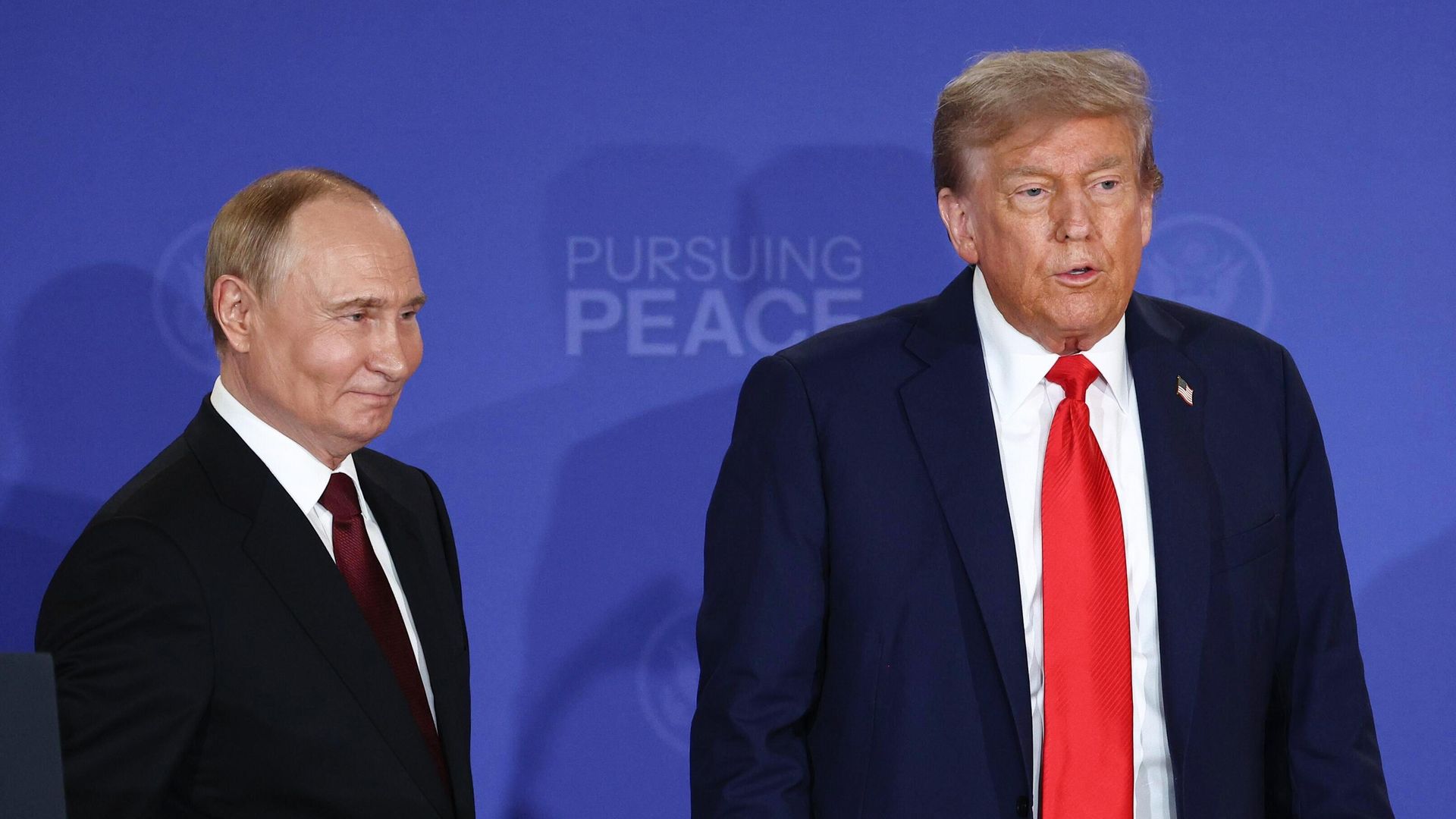 Президент РФ Владимир Путин и президент США Дональд Трамп на совместной пресс-конференции по итогам переговоров на Аляске - ПРАЙМ, 1920, 18.08.2025
