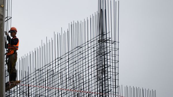 Рабочие на строительстве жилого комплекса Рабочие на строительстве жилого комплекса