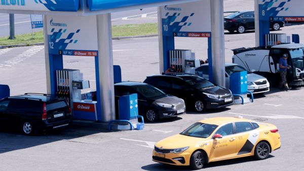 Автомобили на одной из автозаправочных станций Газпромнефть в Москве