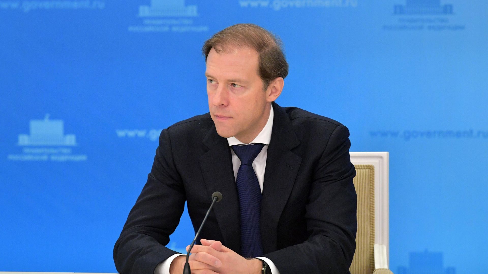 Министр промышленности и торговли РФ Денис Мантуров во время брифинга - ПРАЙМ, 1920, 27.08.2025