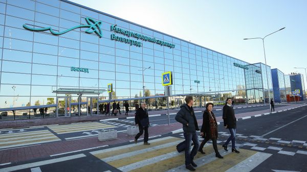 Люди у здания терминала C2 в международном аэропорту Волгограда