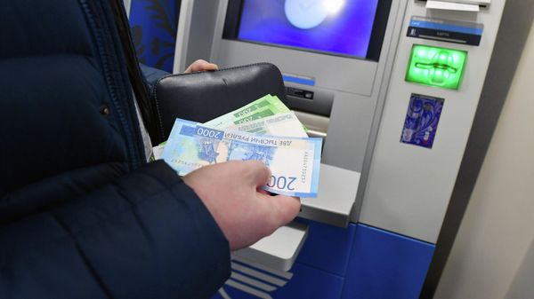Женщина у банкомата