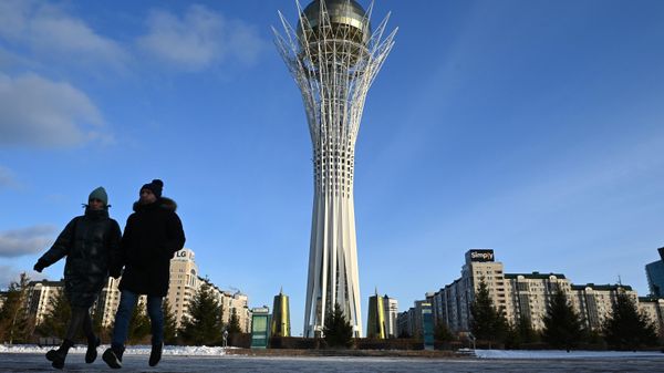 Люди гуляют у монумента Астана-Байтерек на бульваре Нуржол в Астане