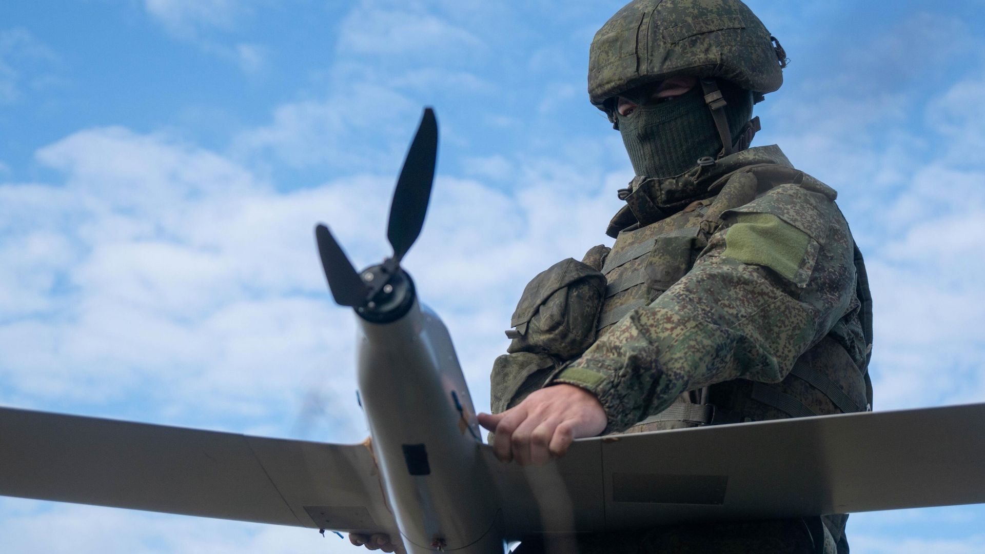 Военнослужащий ВС РФ запускает разведывательный беспилотный летательный аппарат - ПРАЙМ, 1920, 15.01.2026