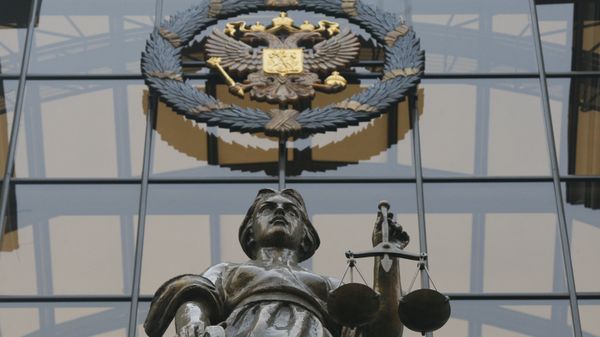 Статуя Фемиды на фасаде здания Верховного суда России в Москве Статуя Фемиды на фасаде здания Верховного суда России в Москве