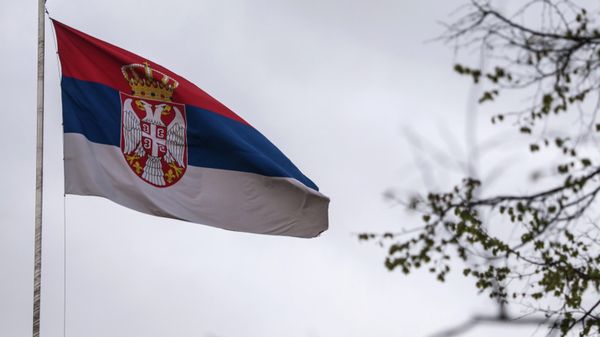 Государственный флаг в посольстве Республики Сербия