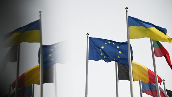 Флаг Украины и флаг с символикой Евросоюза у здания Европарламента в Страсбурге
