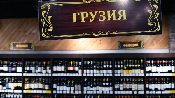 Грузинские вина на полках магазина в Новосибирске