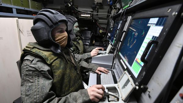 Военнослужащие РФ на рабочих местах в машине боевого управления сил противовоздушной обороны Военнослужащие РФ на рабочих местах в машине боевого управления сил противовоздушной обороны