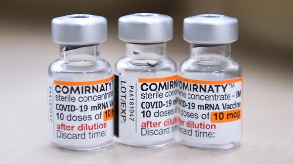 Ампулы с вакциной Comirnaty от COVID-19 в больнице Пуэрта-де-Йерро