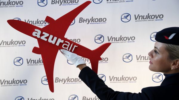 Сотрудница авиакомпании AZUR air Сотрудница авиакомпании AZUR air