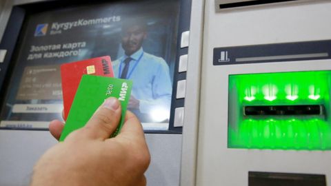 Карты платежной системы Мир на фоне банкомата в Бишкеке