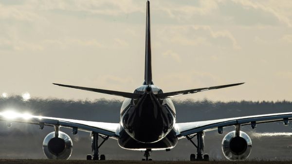 Самолет на взлетно-посадочной полосе Самолет на взлетно-посадочной полосе