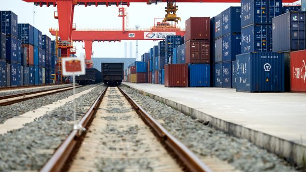 Контейнеры на железнодорожной станции Контейнеры на железнодорожной станции