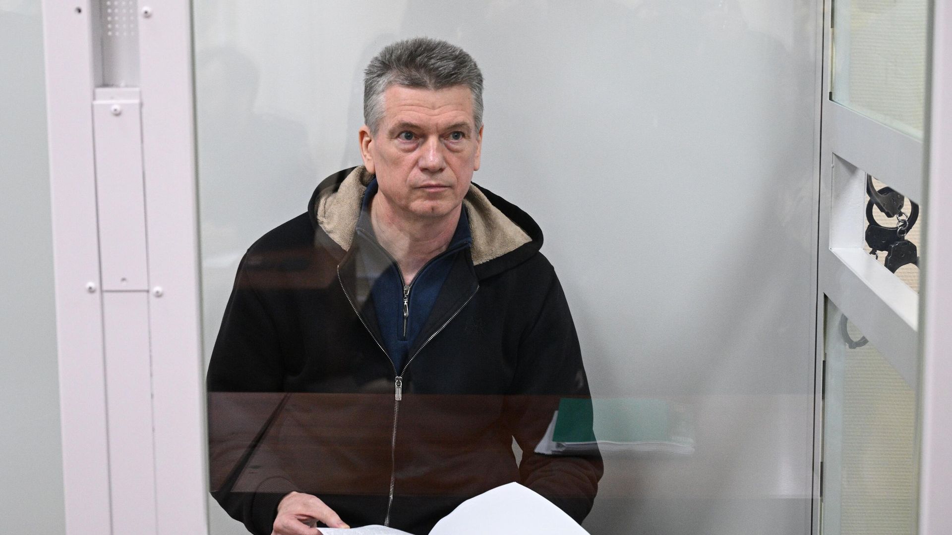 Бывший начальник главного управления кадров Минобороны РФ Юрий Кузнецов, обвиняемый в получении взятки в виде земельного участка и дома, на заседании в 235 гарнизонном военном суде в Москве - ПРАЙМ, 1920, 27.08.2025