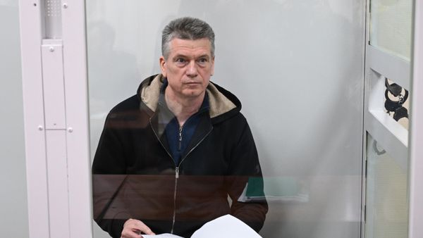 Бывший начальник главного управления кадров Минобороны РФ Юрий Кузнецов, обвиняемый в получении взятки в виде земельного участка и дома, на заседании в 235 гарнизонном военном суде в Москве