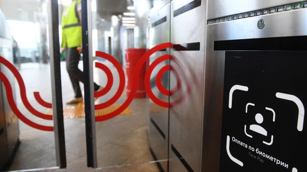 Турникет с новой системой для оплаты проезда по биометрии