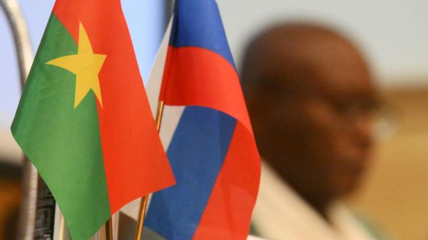 Флаги России и Буркина-Фасо на форуме Дни экономики Буркина-Фасо в Москве