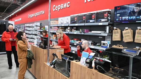 Посетители в магазине нового формата М.Компакт ретейлера М.Видео-Эльдорадо в Москве