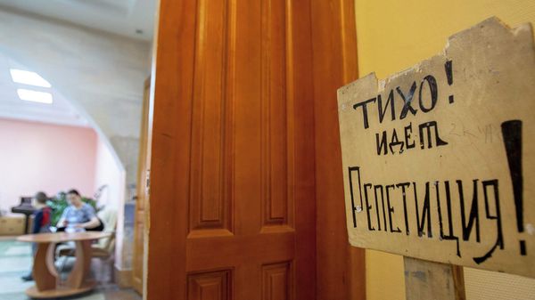 Табличка у входа в репетиционный зал Табличка у входа в репетиционный зал