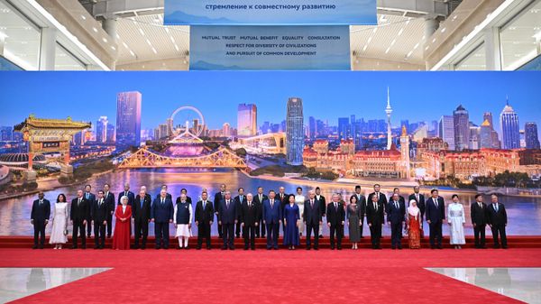 Президент РФ Владимир Путин на церемонии совместного фотографирования глав государств - членов Шанхайской организации сотрудничества в Тяньцзине