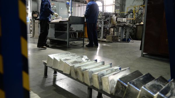 Выплавка серебряных слитков в цехе