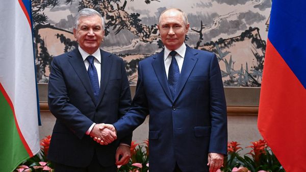 Президент РФ Владимир Путин и президент Узбекистана Шавкат Мирзиёев во время встречи в Пекине. 2 сентября 2025