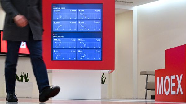 Монитор с котировками фондового и валютного рынков на экране в здании Московской биржи Монитор с котировками фондового и валютного рынков на экране в здании Московской биржи