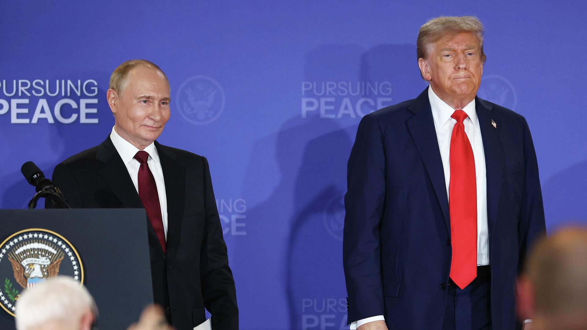Президент РФ Владимир Путин и президент США Дональд Трамп на совместной пресс-конференции по итогам переговоров на Аляске - ПРАЙМ, 1920, 03.09.2025