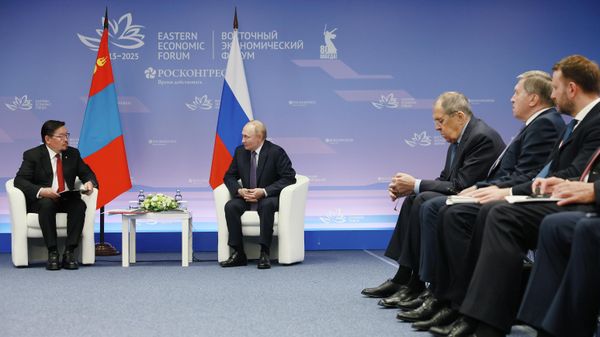 Президент РФ Владимир Путин и премьер-министр Монголии Гомбожавын Занданшатар во время встречи на полях Восточного экономического форума во Владивостоке