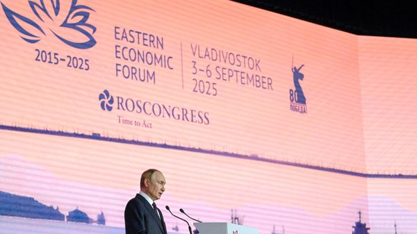 Президент РФ Владимир Путин на пленарной сессии Восточного экономического форума